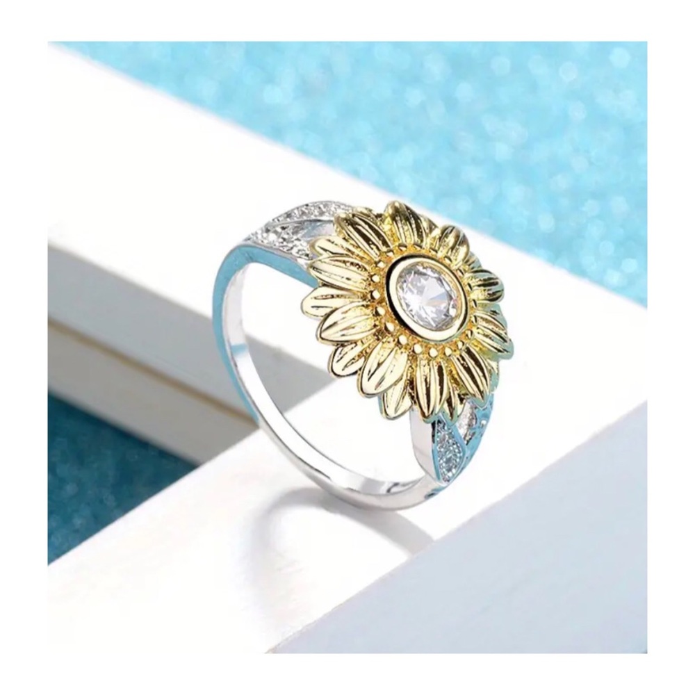 FAUX DIAMOND PLATINUM RING - Picture 4 of 5